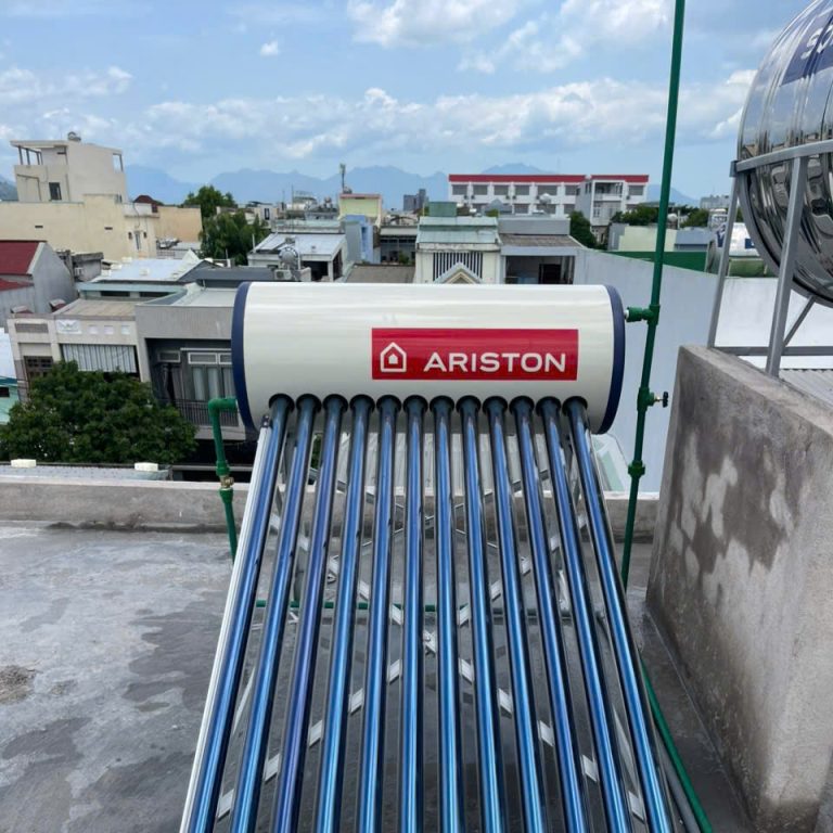 Lắp đặt máy nước nóng năng lượng mặt trời ariston 132 lít tại đà nẵng